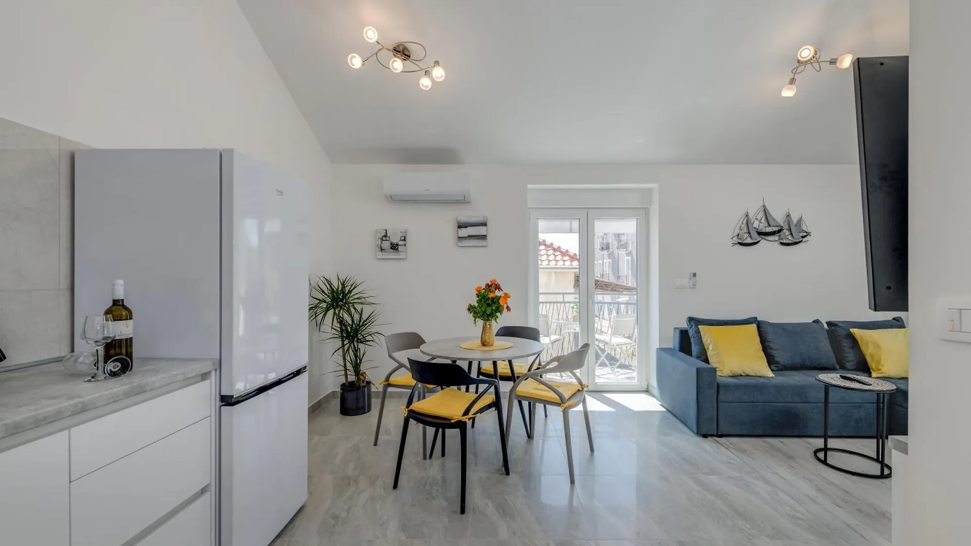 Luxury Central Apartments Evala Τρογκίρ 0*,