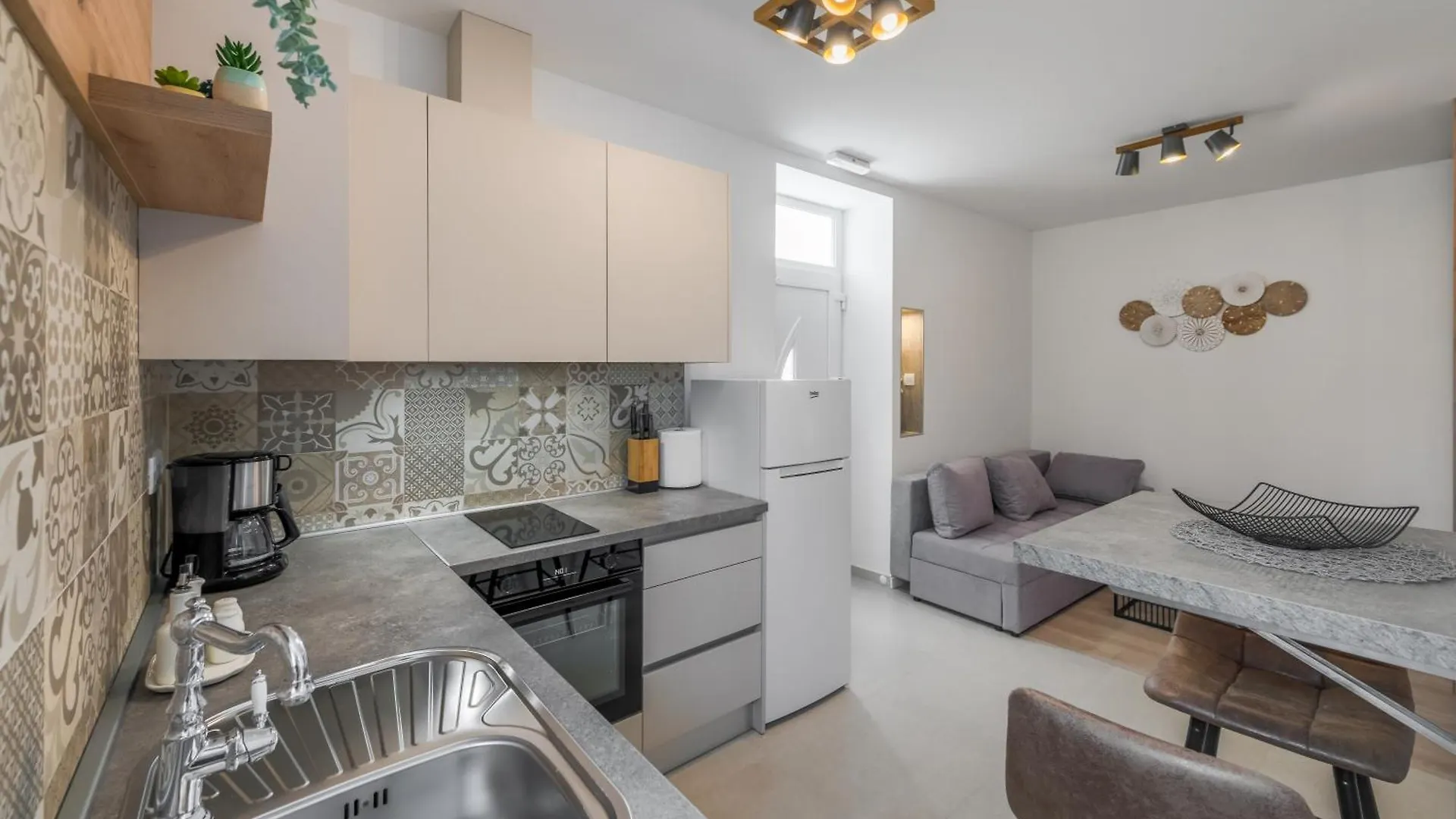 Luxury Central Apartments Evala Τρογκίρ 0*,