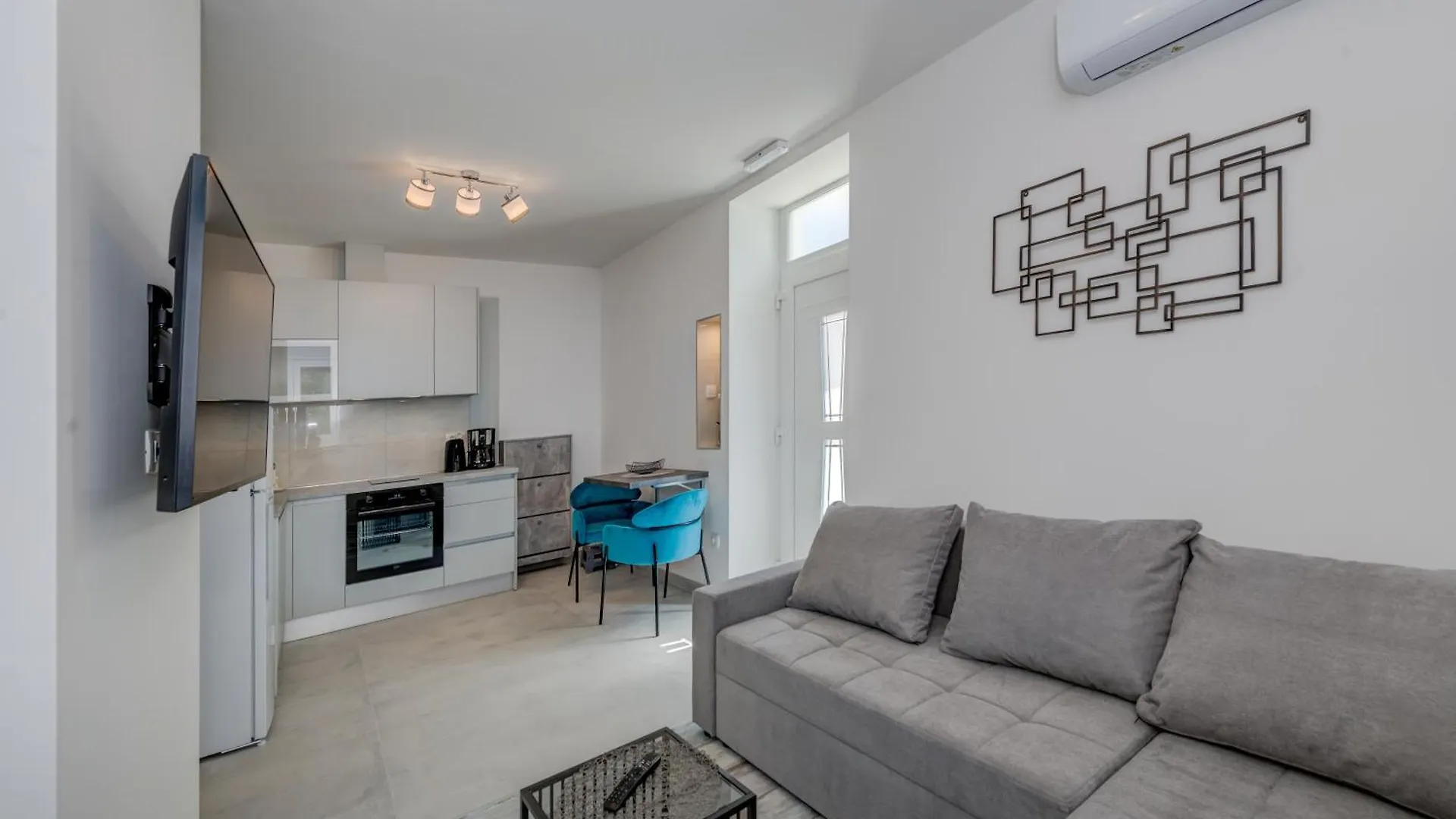 Luxury Central Apartments Evala Τρογκίρ 0*,